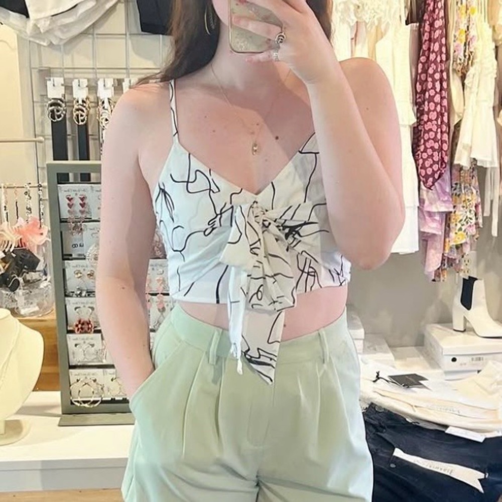 Le Lis Abstract Pattern Crop Top - Picture 2 of 8